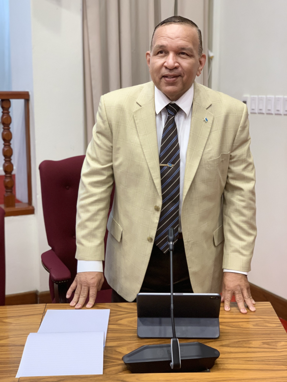 Tur ta pidi Hulanda take over of kier bira gemeente no ta compronde e materia tampoko nan propio plegaria