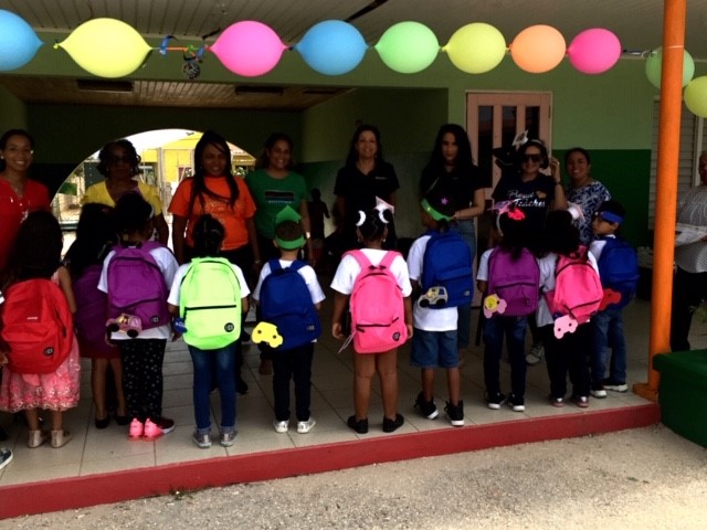 Kiwanis Club Of Aruba A Haci Donacion Di Awg 43,250.00 Na Diferente Fundacion 162 Donation School Bags 1 1