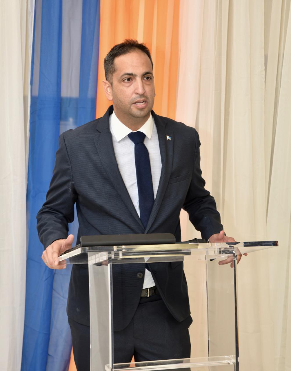 Minister Dangui Oduber Imsan A Trata Su Prome 100 Pashentnan Cu Radiotherapia Existosamente! 167 Dangui Oduber 8