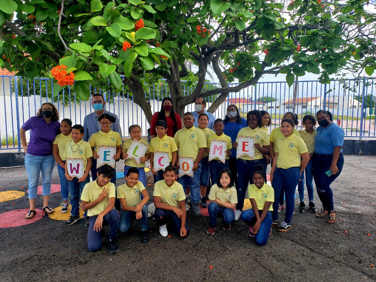Pa Celebra Dia Internacional Di Mucha: Minister Glenbert Croes A Bishita Diferente Scol Y Crèchenan 163 St. Michael
