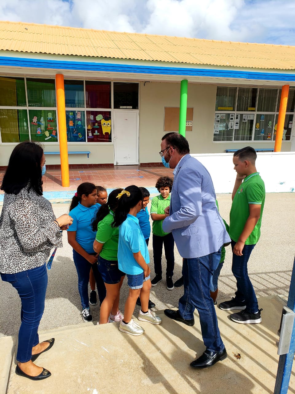 Pa Celebra Dia Internacional Di Mucha: Minister Glenbert Croes A Bishita Diferente Scol Y Crèchenan 162 Kranwinkel