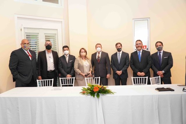 Prome Minister Evelyn Wever - Croes: A Firma Letter Of Intent (Loi) Entre Refineria Di Aruba (Rda), Quanten Consortium Y Eagle Lng 163 Rda Ta Firma Roi 4