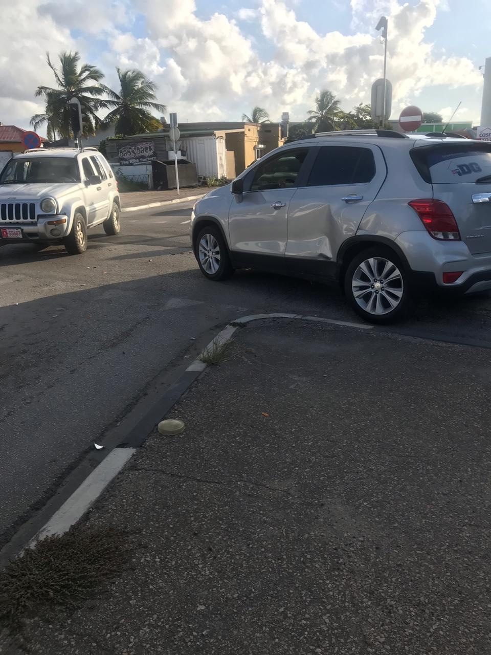 Accidente Cu Hopi Daño Material Na Crusada Di Hospital Bieu 162 D7Cd1F4B F292 488E A973 E7Bd993Fa182