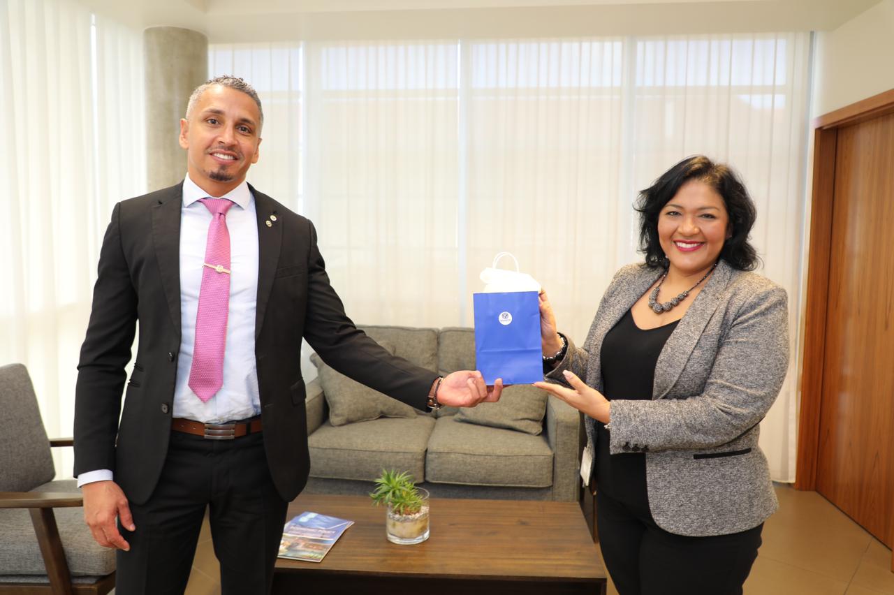 Minister Xiomara Maduro A Ricibi Bishita Di Cortesia Di Kiwanis Club Of San Nicolas 160 Bishita Kiwanis Club 01