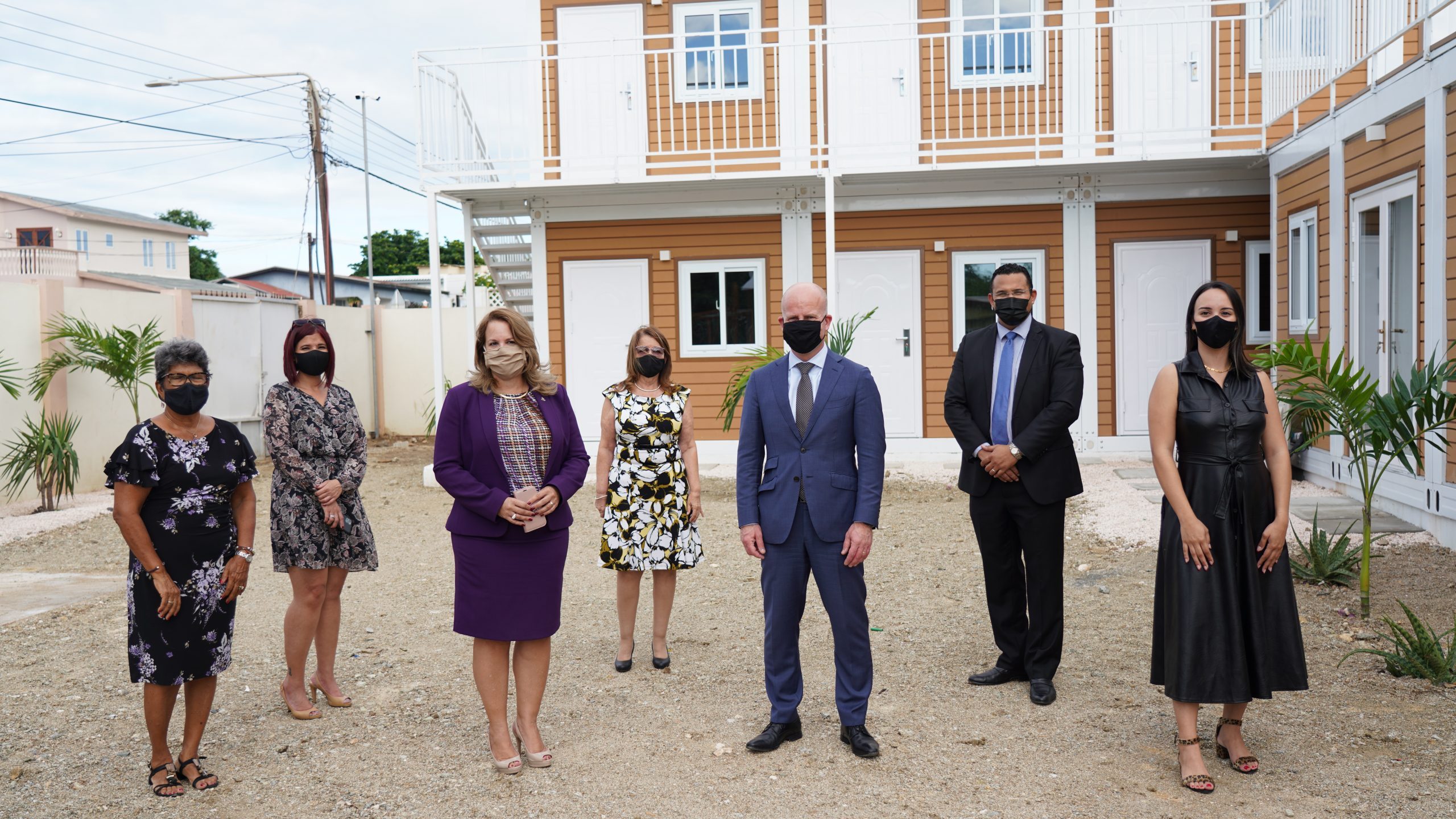 Premier Evelyn Wever-Croes: Prome Minister Evelyn Wever-Croes Hunto Cu Secretario Di Estado Knops A Bishita Fundacion Contra Violencia Relacional. 160 Fundacion Scaled
