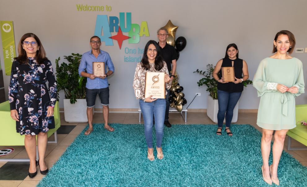 Aruba Tourism Authority A Reconoce 3 Empleado Cu A Sobresali Den 2020 163 102 Standing Ovation