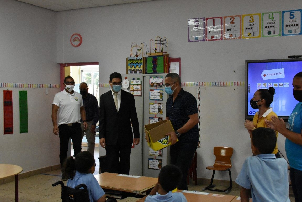 Minister Lampe Ta Apoya Proyecto Di Compra Pa Hiba Fruta Scol 162 Minister Lampe Ta Apoya Proyecto Di Compra Pa Hiba Fruta Scol 10 Medium