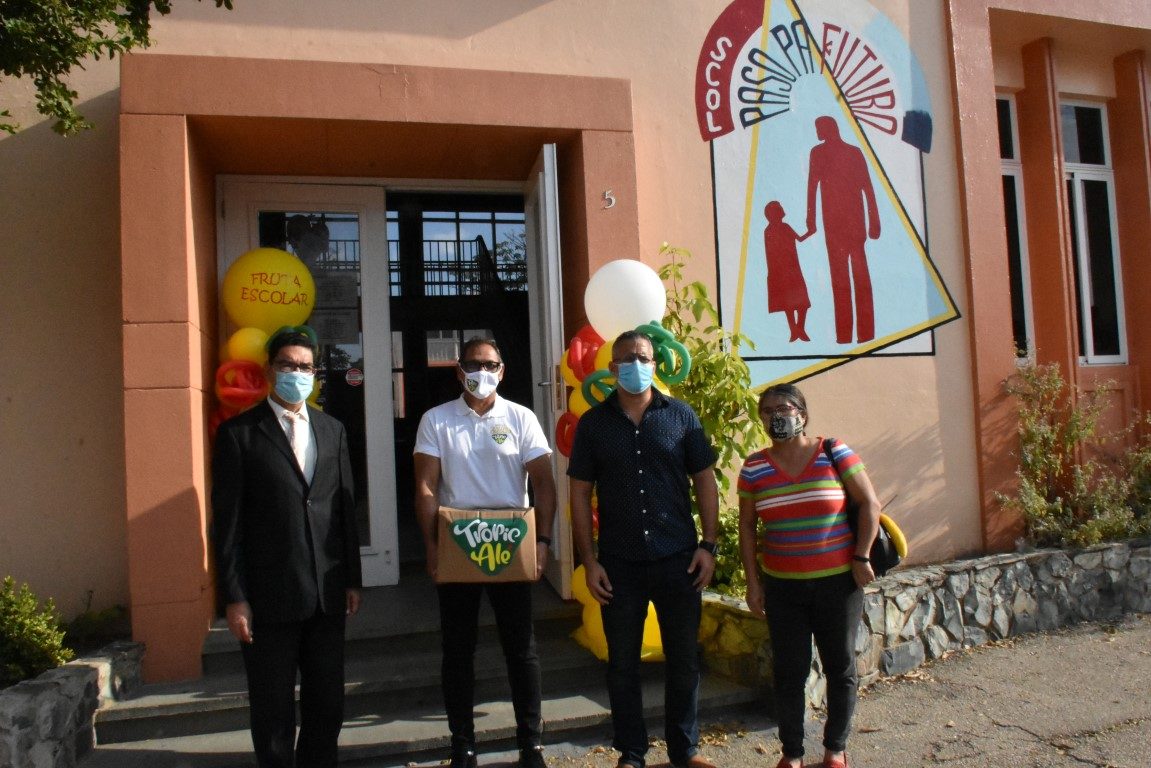 Minister Lampe Ta Apoya Proyecto Di Compra Pa Hiba Fruta Scol 167 Minister Lampe Ta Apoya Proyecto Di Compra Pa Hiba Fruta Scol 5 Medium