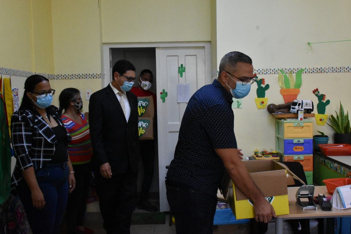 Minister Lampe Ta Apoya Proyecto Di Compra Pa Hiba Fruta Scol 166 Minister Lampe Ta Apoya Proyecto Di Compra Pa Hiba Fruta Scol 6 Medium