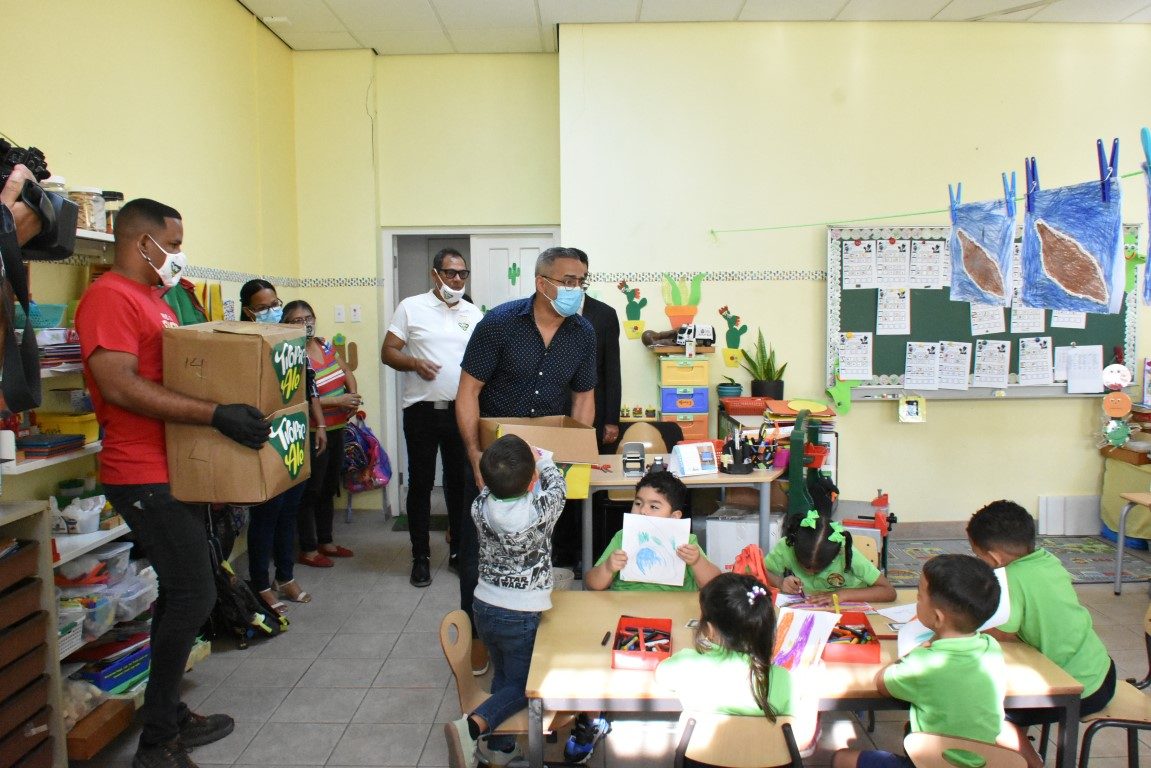 Minister Lampe Ta Apoya Proyecto Di Compra Pa Hiba Fruta Scol 165 Minister Lampe Ta Apoya Proyecto Di Compra Pa Hiba Fruta Scol 7 Medium