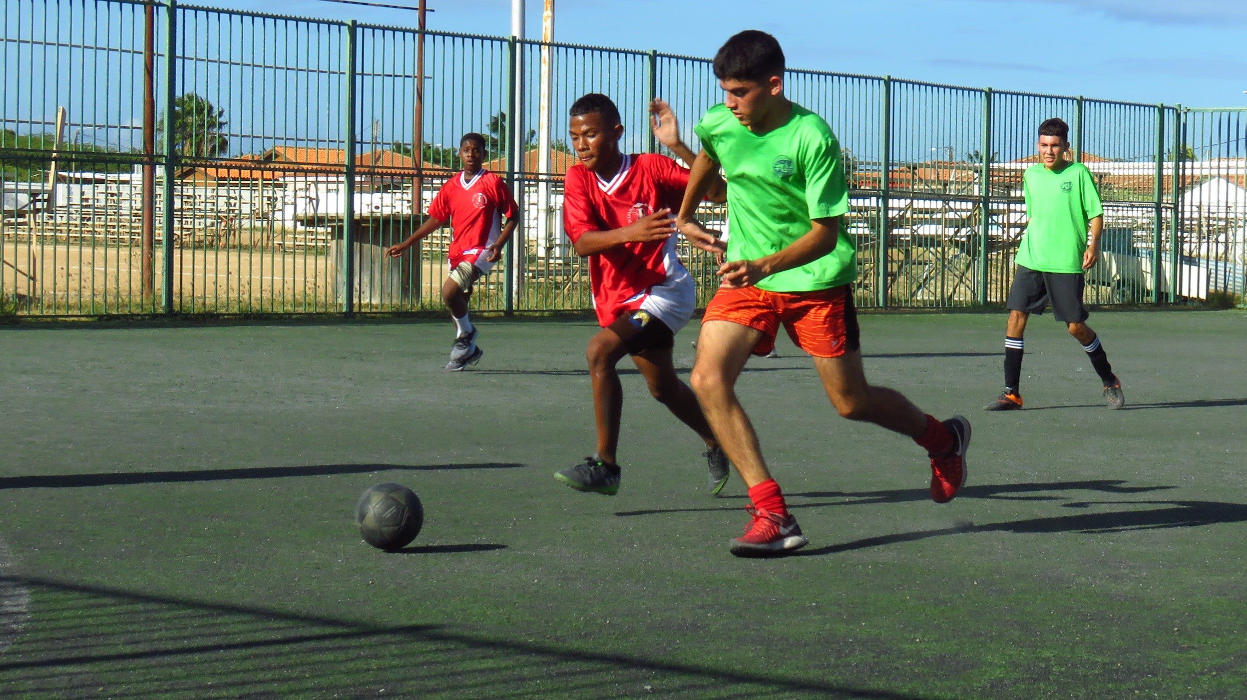 Diferente Scol Cu A Pasa Pa Final Durante Fubol Escolar Di Ibisa 170 Ibisa 12