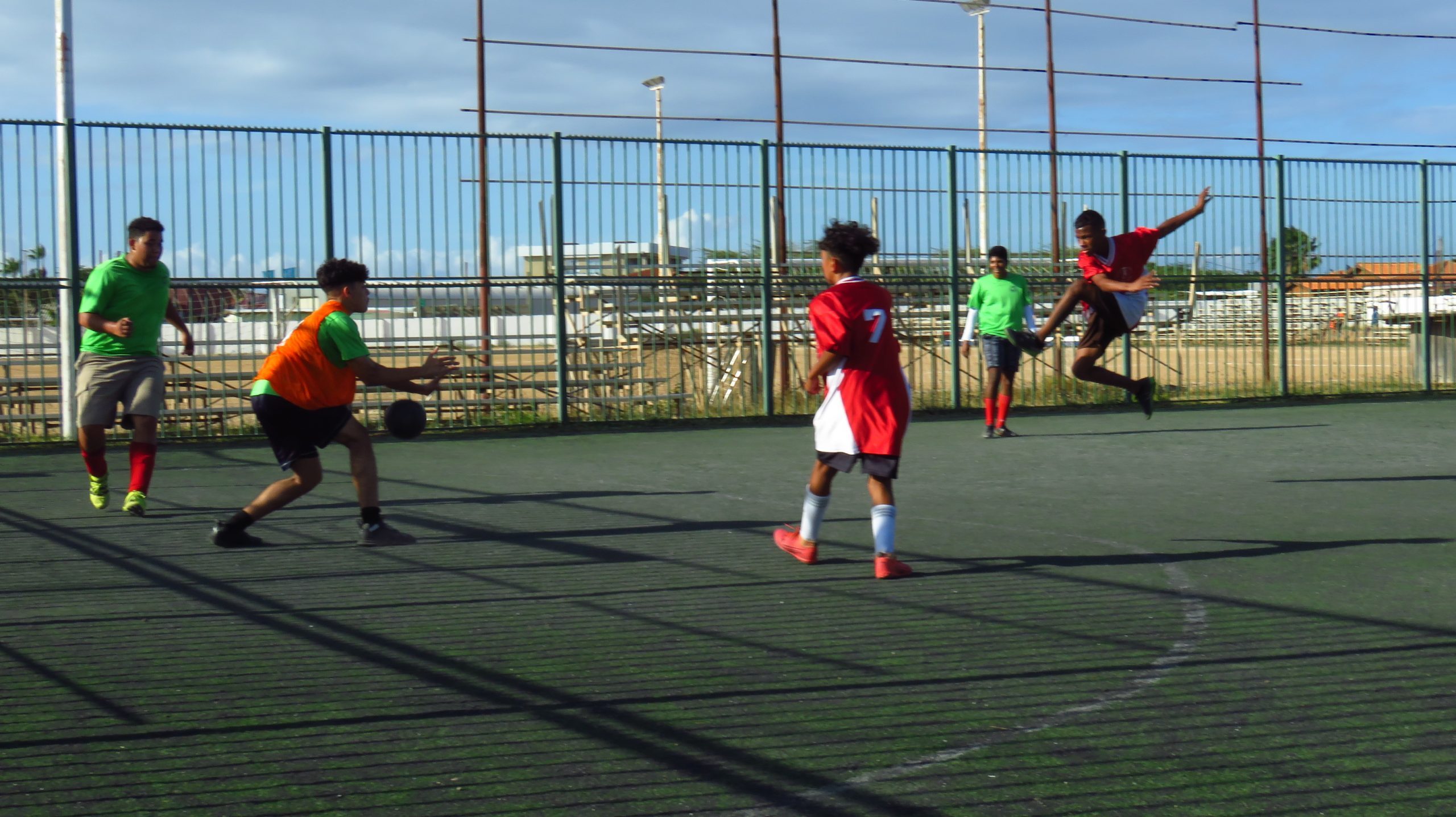 Diferente Scol Cu A Pasa Pa Final Durante Fubol Escolar Di Ibisa 171 Ibisa 13 Scaled