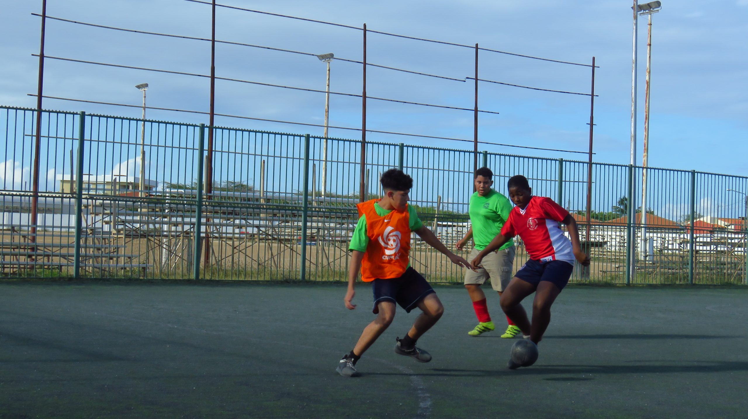 Diferente Scol Cu A Pasa Pa Final Durante Fubol Escolar Di Ibisa 172 Ibisa 14 Scaled