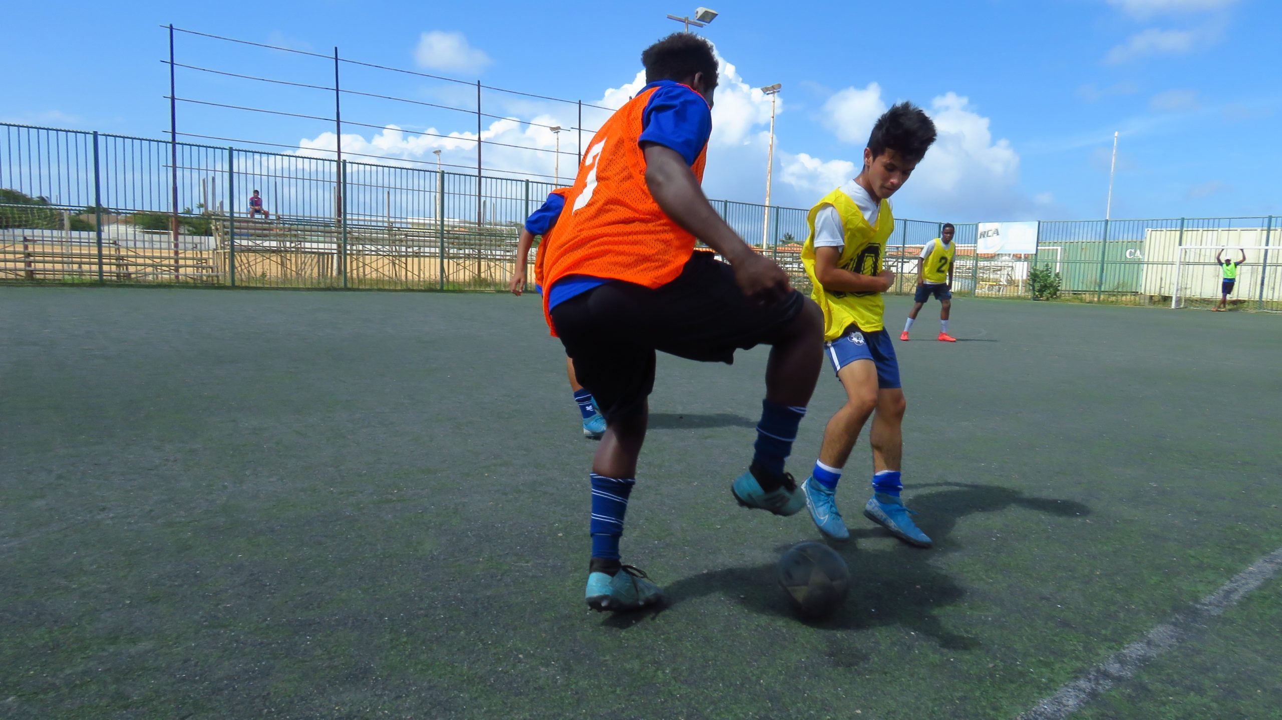 Diferente Scol Cu A Pasa Pa Final Durante Fubol Escolar Di Ibisa 175 Ibisa 17 Scaled