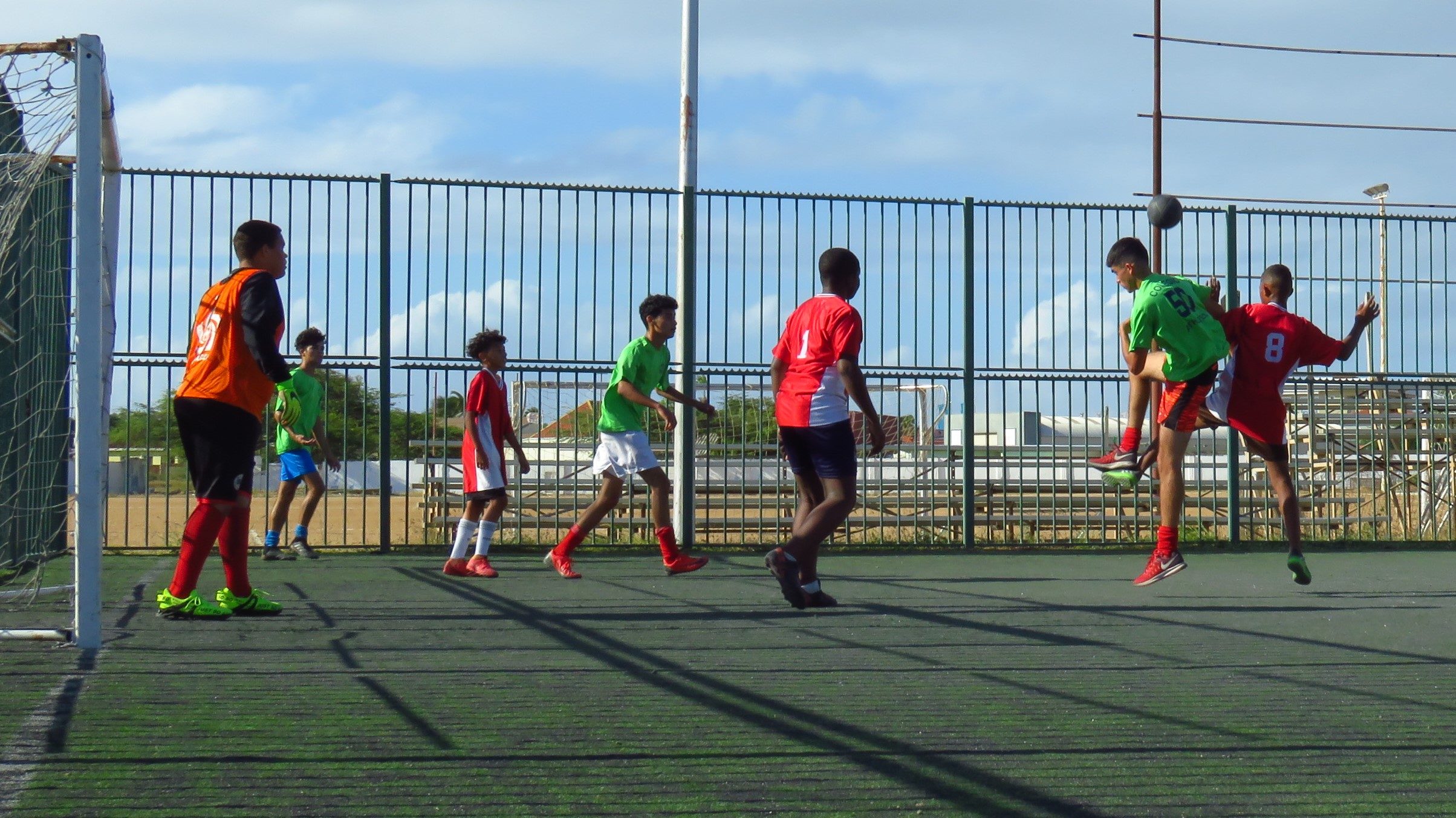 Diferente Scol Cu A Pasa Pa Final Durante Fubol Escolar Di Ibisa 160 Ibisa 2