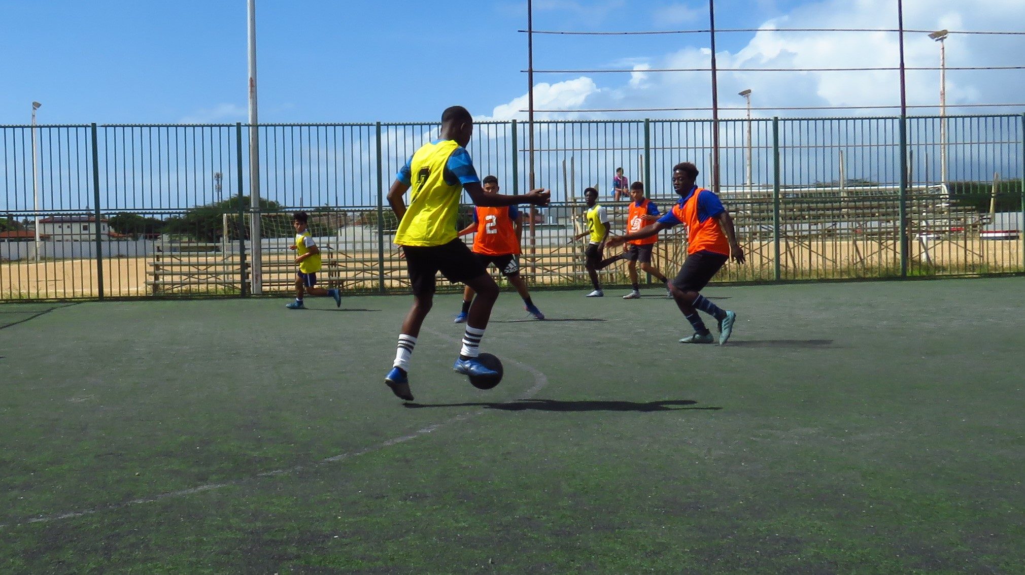 Diferente Scol Cu A Pasa Pa Final Durante Fubol Escolar Di Ibisa 179 Ibisa 21