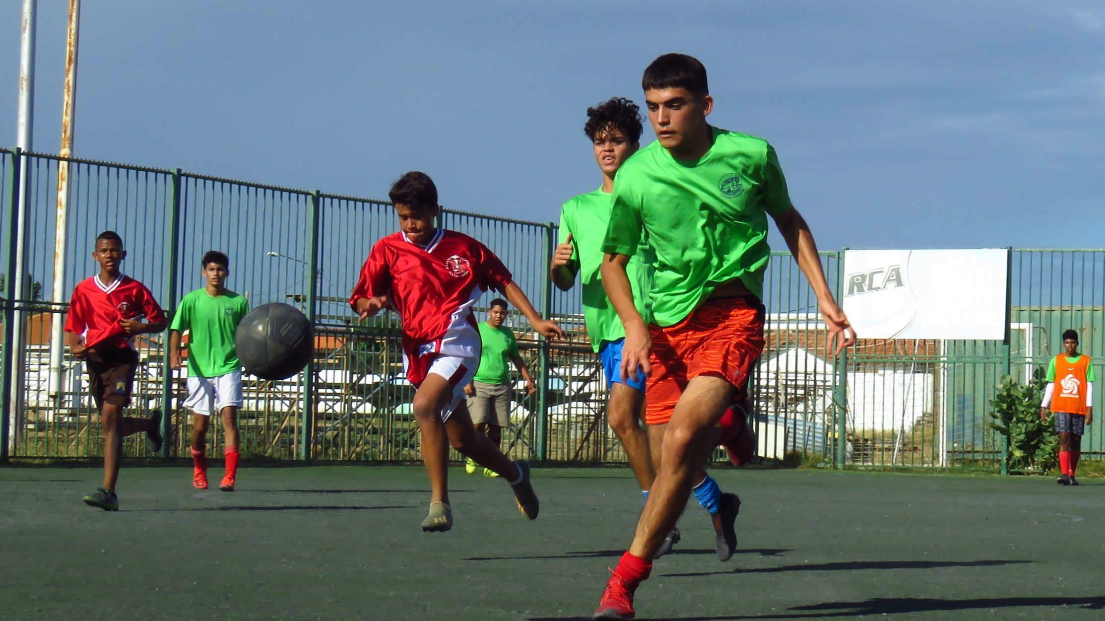 Diferente Scol Cu A Pasa Pa Final Durante Fubol Escolar Di Ibisa 184 Ibisa 26