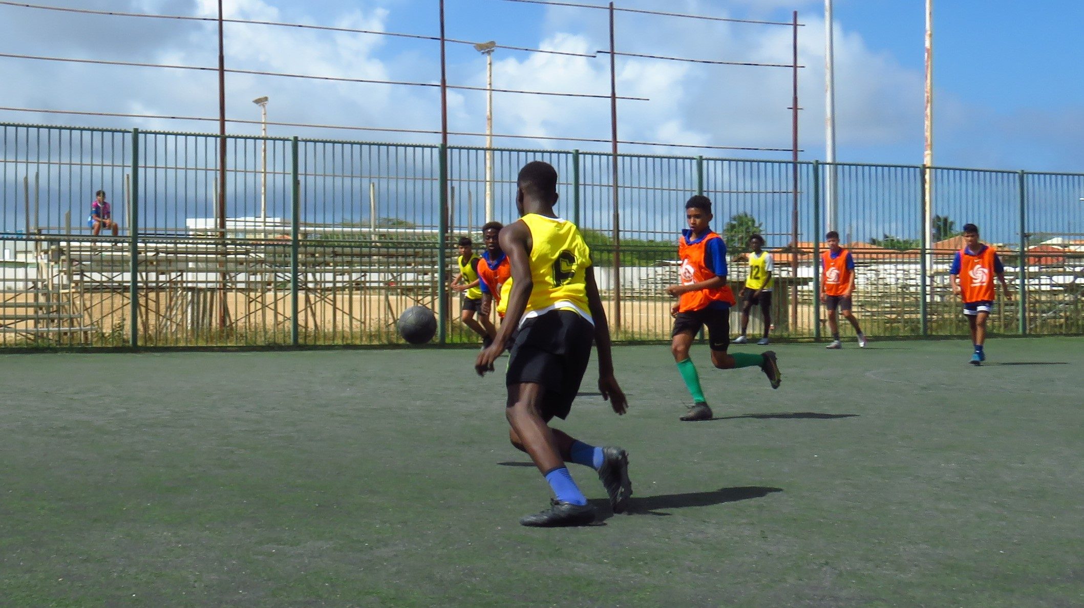 Diferente Scol Cu A Pasa Pa Final Durante Fubol Escolar Di Ibisa 187 Ibisa 29