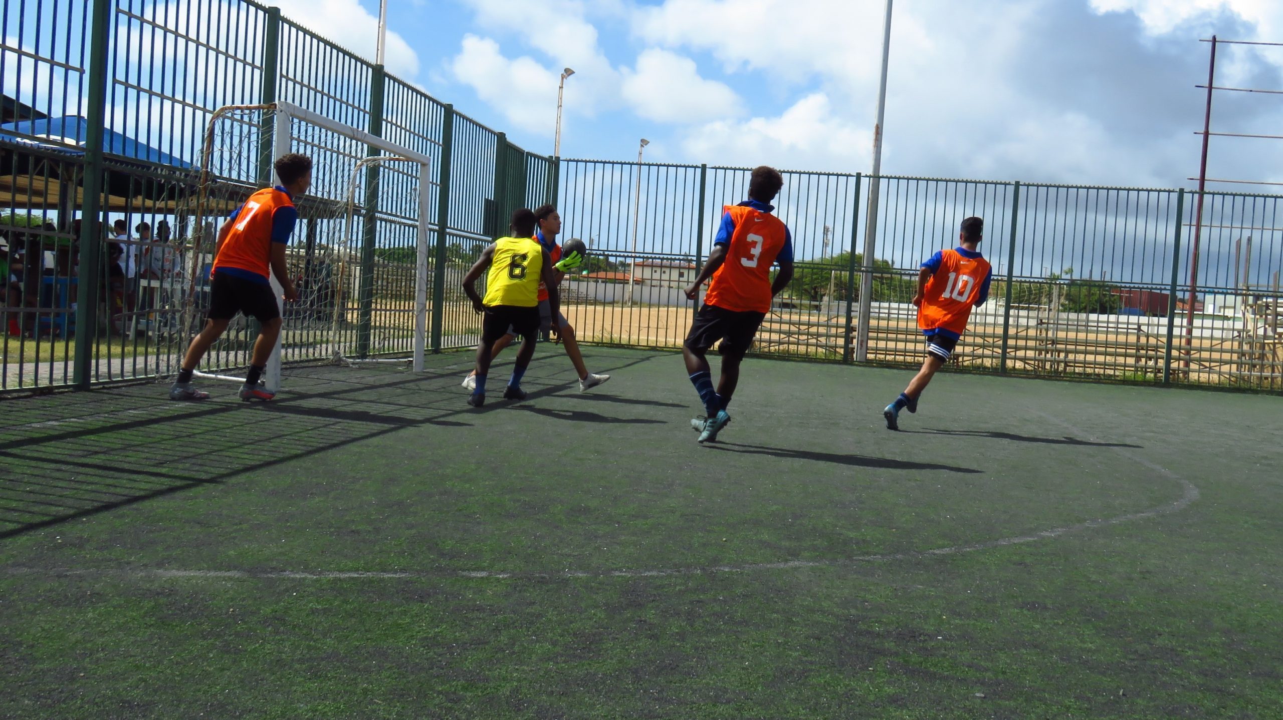 Diferente Scol Cu A Pasa Pa Final Durante Fubol Escolar Di Ibisa 189 Ibisa 31 Scaled