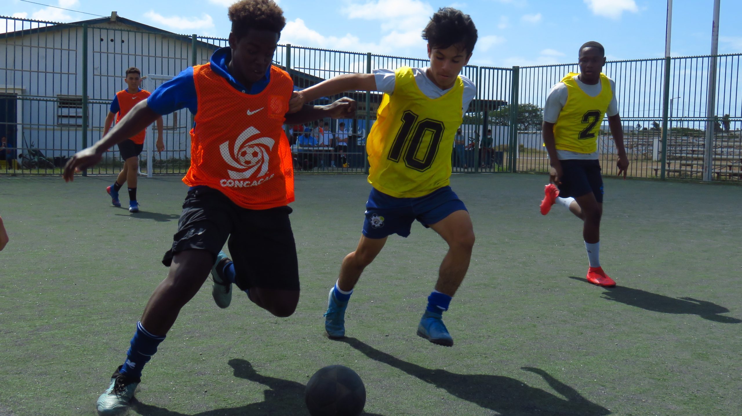 Diferente Scol Cu A Pasa Pa Final Durante Fubol Escolar Di Ibisa 201 Ibisa 42 Scaled