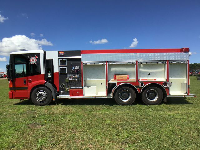 Minister Andin Bikker A Firma Pa Bestel Truck Nobo Pa Departamento Di Bombero 161 Andin Bikker Bombero 2