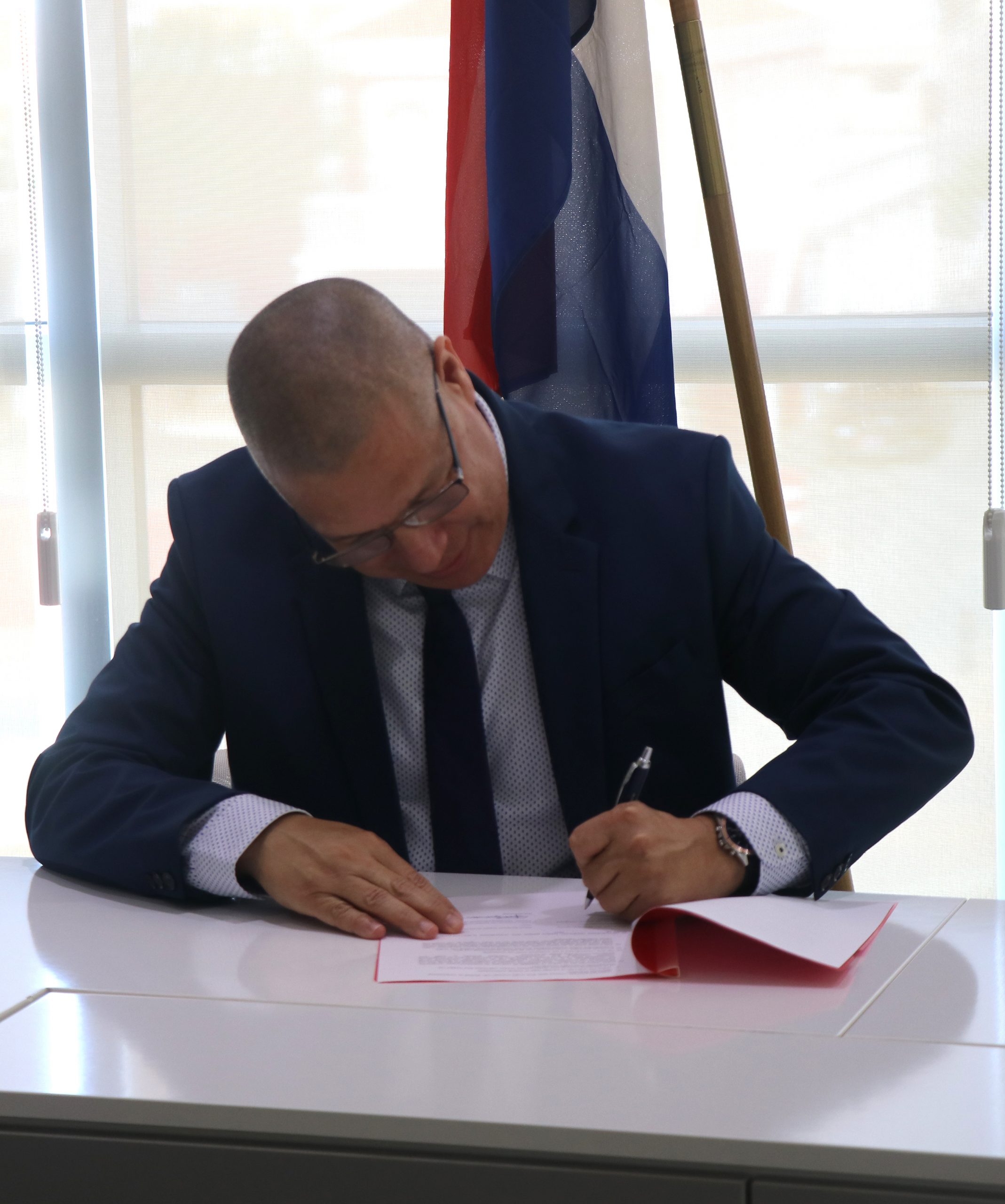 Minister Andin Bikker A Firma Pa Bestel Truck Nobo Pa Departamento Di Bombero 166 Andin Bikker Bombero 7 Scaled