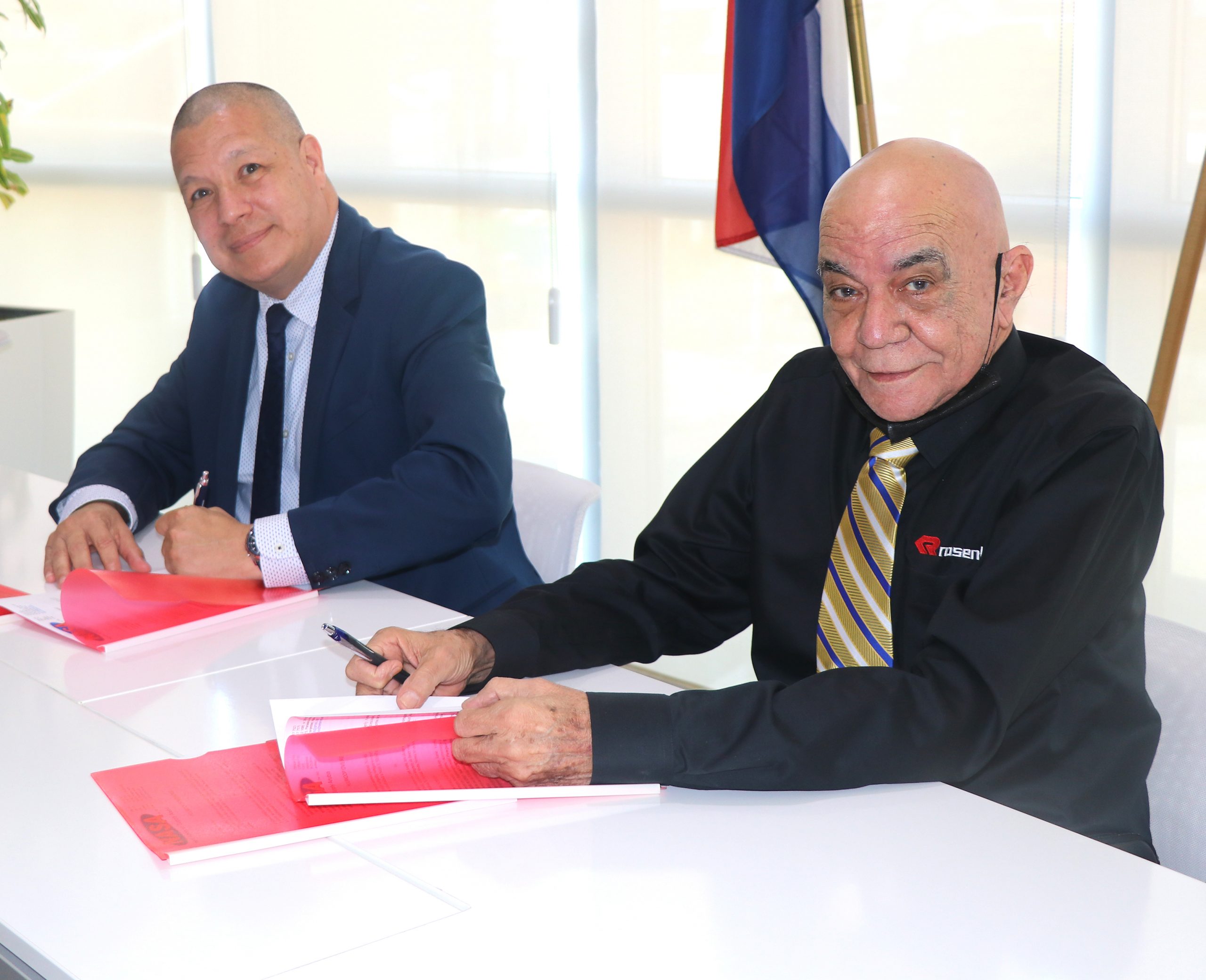 Minister Andin Bikker A Firma Pa Bestel Truck Nobo Pa Departamento Di Bombero 167 Andin Bikker Bombero 8 Scaled