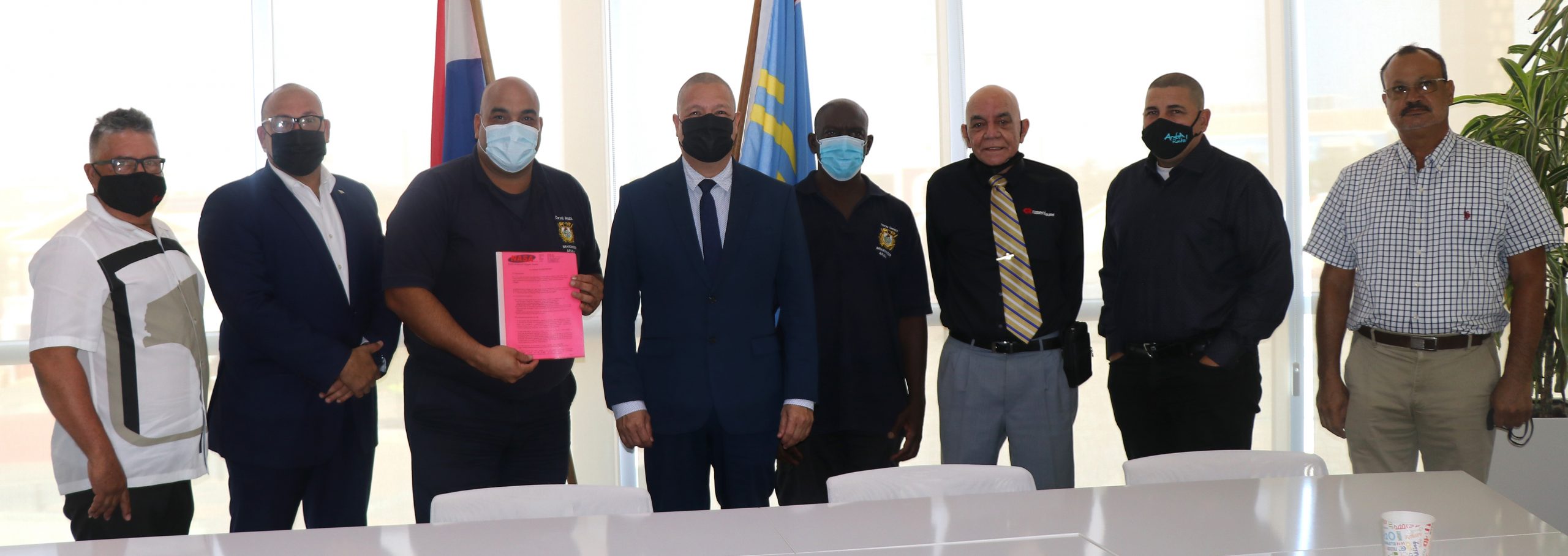 Minister Andin Bikker A Firma Pa Bestel Truck Nobo Pa Departamento Di Bombero 168 Andin Bikker Bombero 9 Scaled