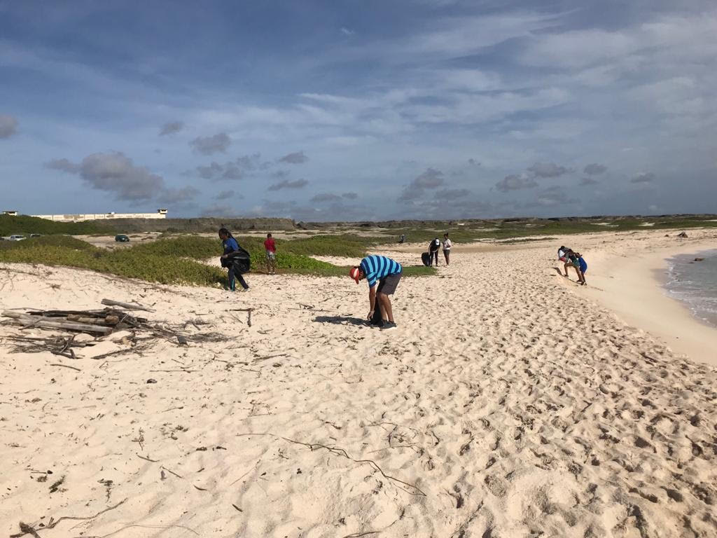 Grupo Den Accion Cu Limpiesa Di Beach