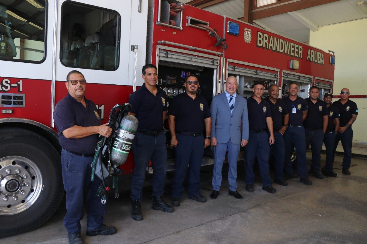 Minister Andin Bikker A Entrega Ekiponan Nobo Na Cuerpo Di Bombero 160 Minister Andin Bukker 1