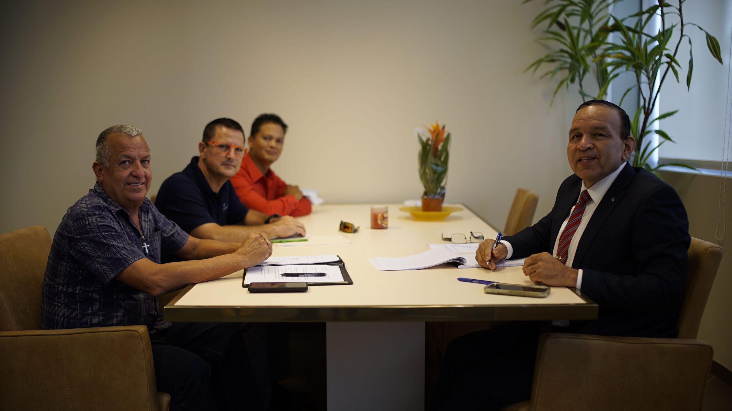 Minister Di Enseñansa Y Deporte Endy Croes A Reuni Cu Aruban Federation Of Motorsports 160 Afm2 Scaled