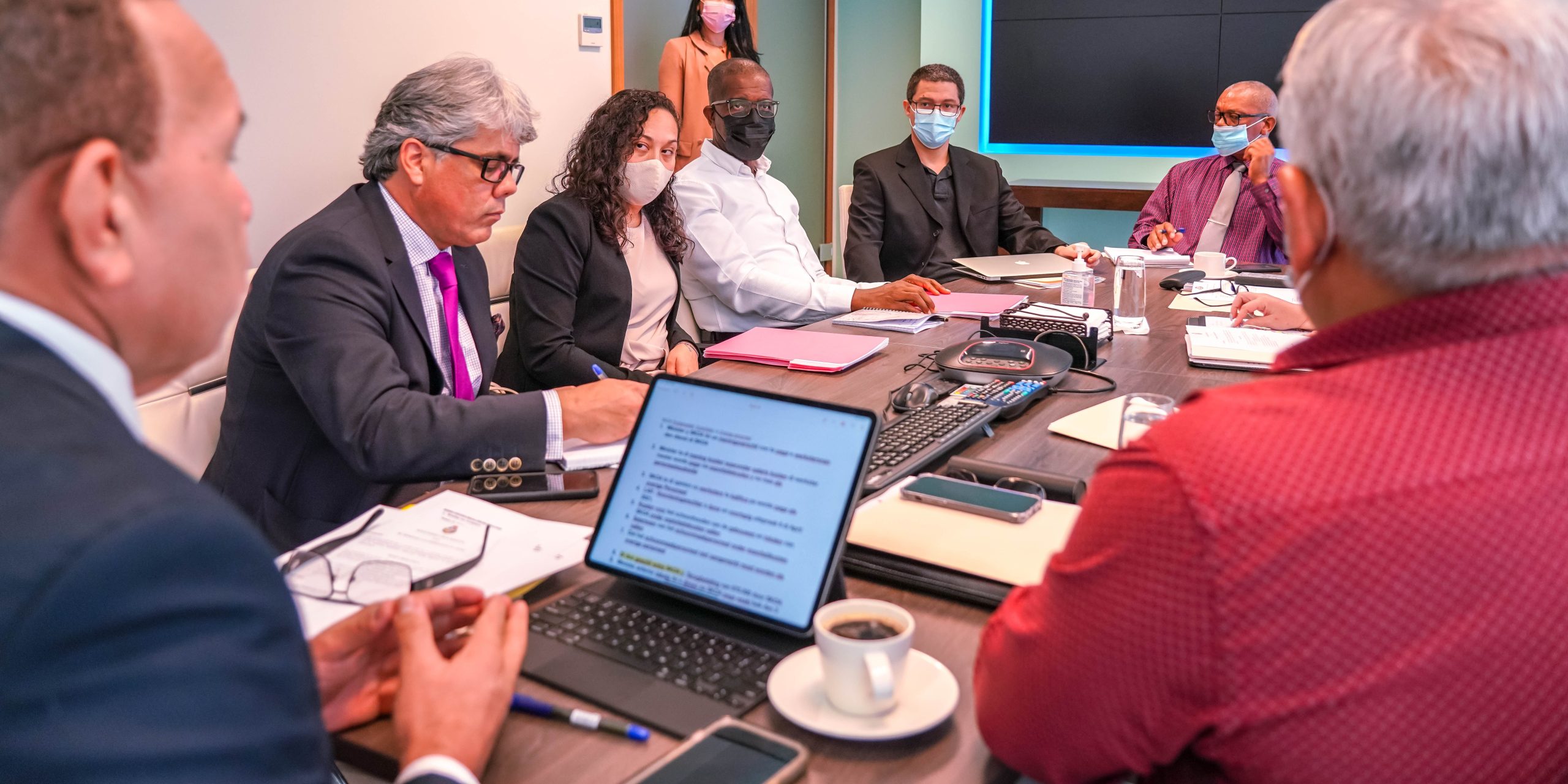 Minister Di Enseñansa Y Deporte Endy Croes: Comision Pa Resolve E Problematica Di Werksters Di Skoa A Reuni 160 Comision Werksters Skoa 4 Scaled
