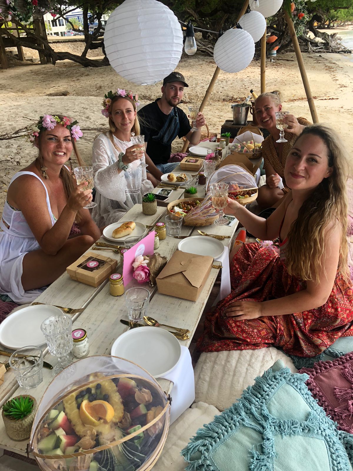 Cu Mas Di 300 Mil Siguido Riba Instagram Influencernan Hulandes Ta Publica Potret Y Storianan Yamativo Di Aruba 161 Influencer Group Enjoying An Exclusive Picnic Lunch On Surfside Beach With Picnic Aruba