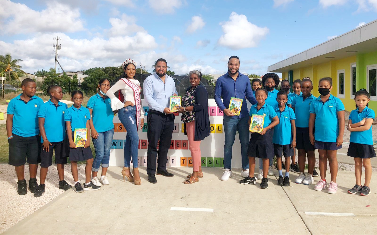 Tourism Corporation Bonaire (Tcb) A Entregá Buki Di Turismo Na Skolnan Básiko 160 Tcb Bonaire 2