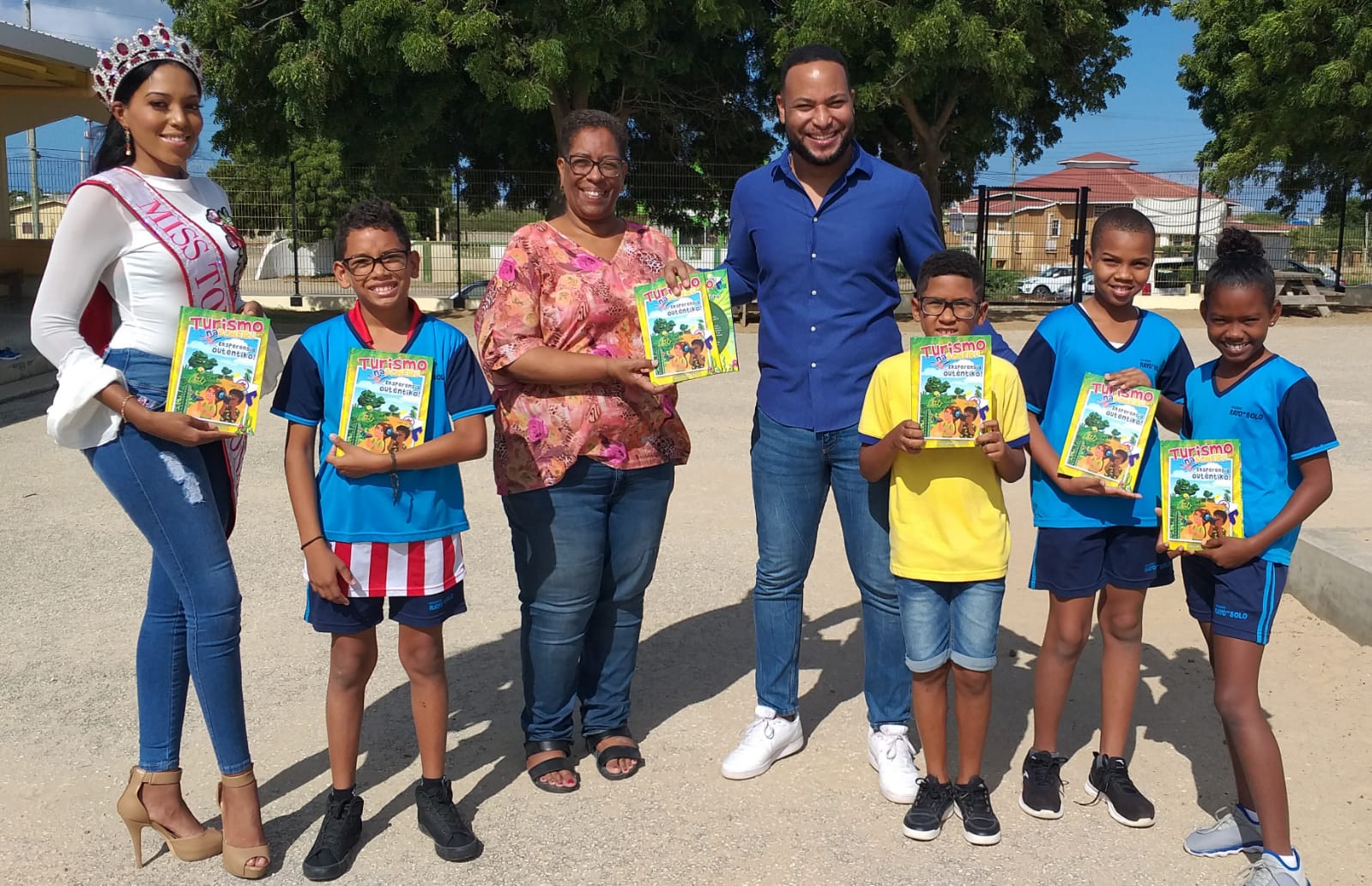 Tourism Corporation Bonaire (Tcb) A Entregá Buki Di Turismo Na Skolnan Básiko 161 Tcb Bonaire 3