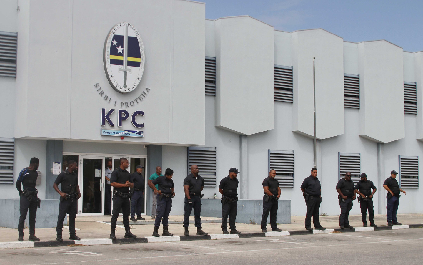 Miembro Di Parlamento David Seferina(Mfk) Ta Felisita Kuerpo Polisial Riba Nan Dia 161 Polis Korsou 1