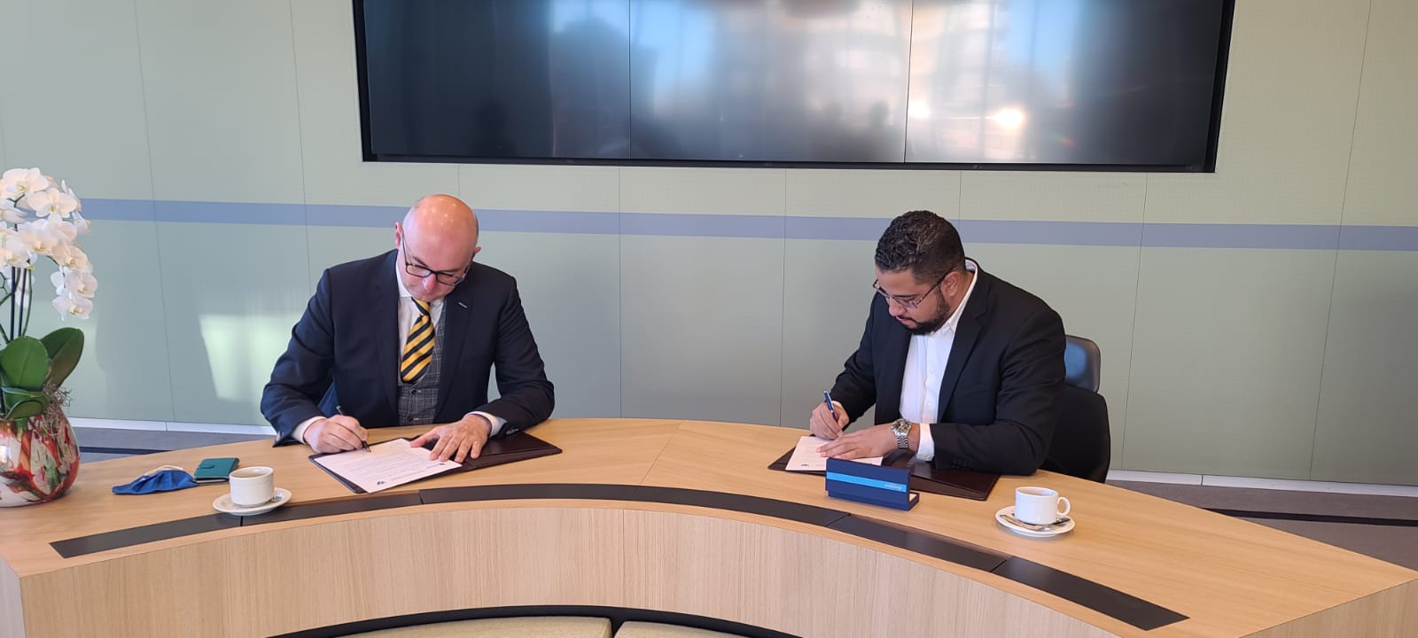 Diputado Thielman A Firma Akuerdo Di Intenshon Di Koperashon Ku Munisipio Di Krimpen Aan Den Ijssel 161 Diputado Hennyson Thielman Krimpen Aan Den Ijssel 3 Nov 21
