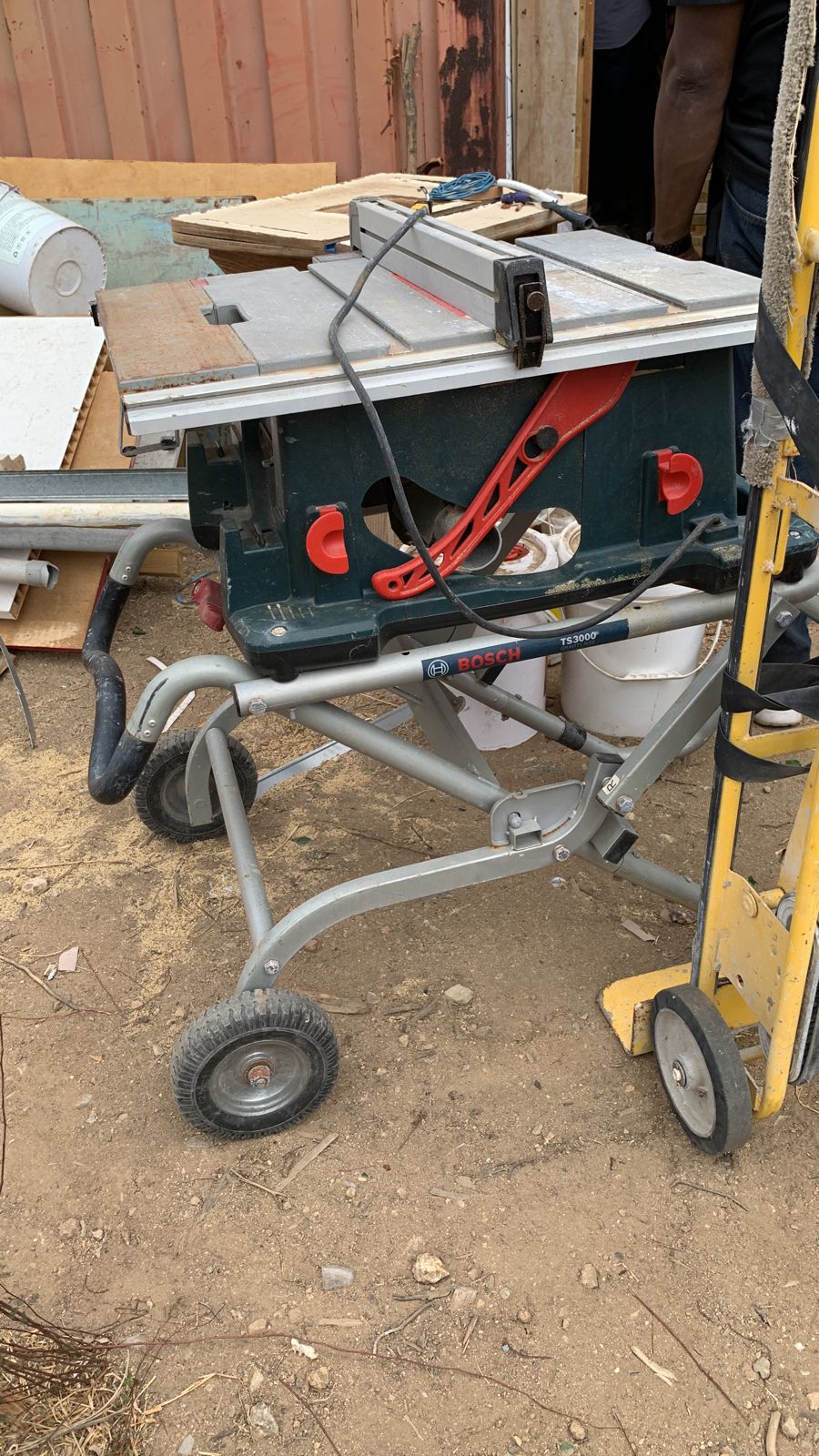 Dar 3 Y Team Woninginbraken A Bin Encontra 2 Container Yena Cu Articulonan Procedente Di Ladronicia Ariba Un Tereno Na Seroe Lopez 164 Img 20220212 Wa0018