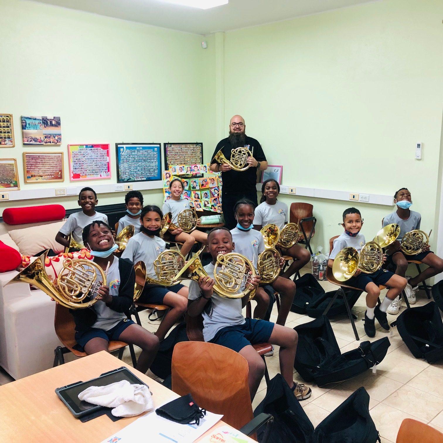 Scolnan Na San Nicolas Tambe A Cuminsa Cu Leerorkest Aruba 161 Image1