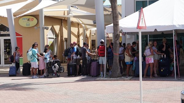 Minister Dangui Oduber: Den Weekend Nos Turismo Ta Sigui Crese Den Un Bon Ritmo 161 Minister Dangui Oduber1
