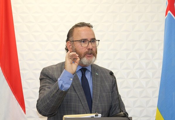 Minister Glenbert Croes 2