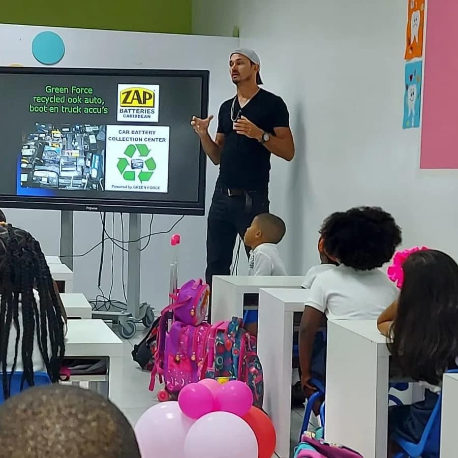 Muchanan Di E Proyecto “Muchanan Balente “ Ta Wordo Educa Den Reciclahe 161 Muchanan Balente1