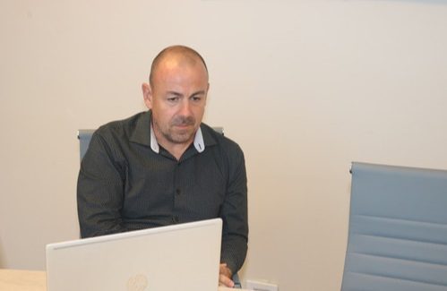 Minister Rocco Tjon: A Ricibi E Plan Multi-Anual Pa 2022-2026 Di Cede Aruba 161 Plan Multi Anual Pa 2022 2026 Di Cede Aruba1