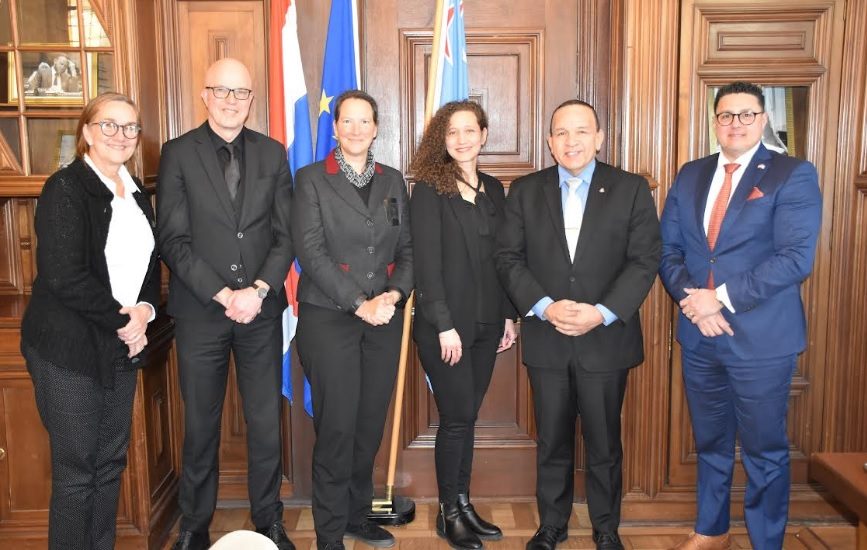 Minister Endy Croes E Reuni Tocante E Proyecto “Studiesucces Caribische Studenten” 160 Studiesucces Caribische Studenten....