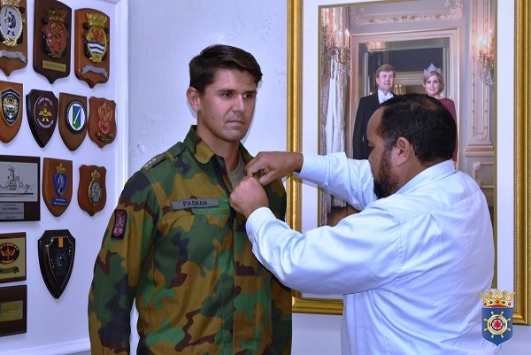 Kapitan Tom Pasman I Serzjant Mayor Joost Van Heyningen A Bishitá Gezaghèber Edison Rijna 160 3 Pone Pen....2