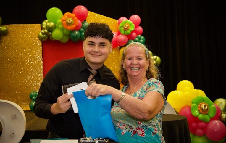 Minister Endy Croes Ta Felicita 71 Graduadonan Di Mon Plaisir College Mavo 161 1 1