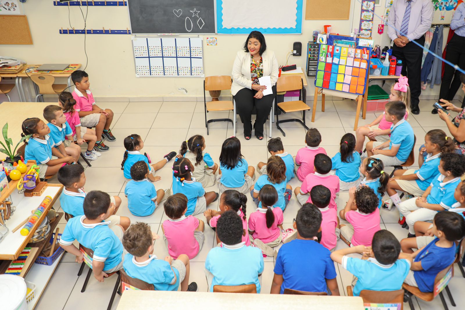 Minister Di Cultura A Entrega Premio Na Muchanan Di Klas Roos Y Blauw Di Arco Iris Kleuterschool 166 Arco Iris Ks 01