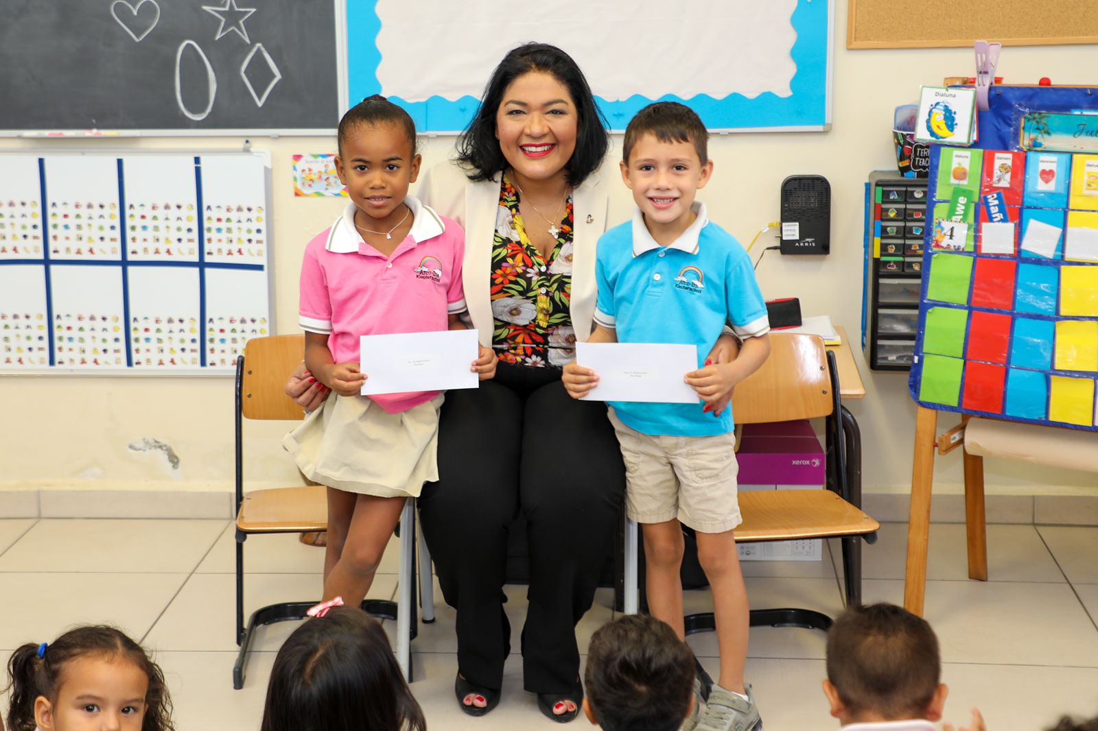 Minister Di Cultura A Entrega Premio Na Muchanan Di Klas Roos Y Blauw Di Arco Iris Kleuterschool 164 Arco Iris Ks 03