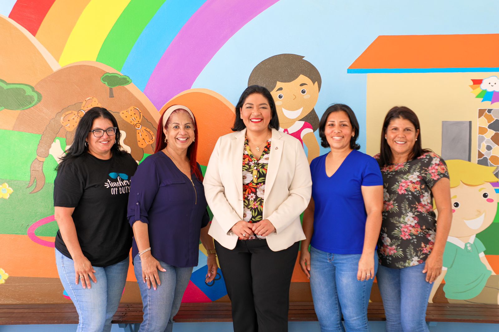 Minister Di Cultura A Entrega Premio Na Muchanan Di Klas Roos Y Blauw Di Arco Iris Kleuterschool 161 Arco Iris Ks 07
