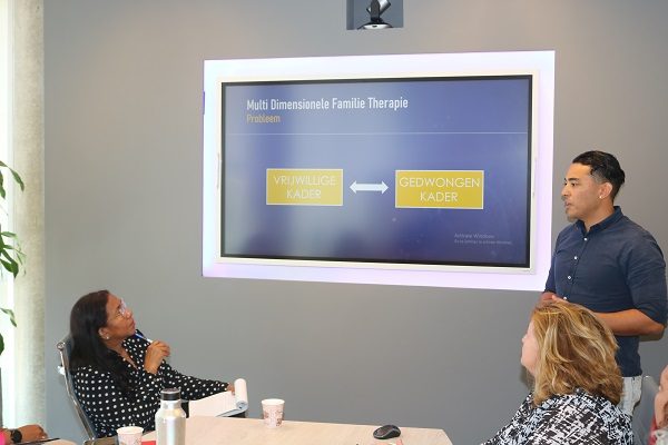Minister Rocco Tjon: Lo Introduci Seis Terapista Den E Sector Social Pa Atende Cu Casonan A Base Di E “Multi-Dimensionele Familie Therapie” 163 Img 9021...5